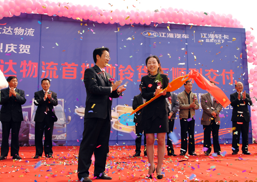 江淮汽车股份有限公司副总经理,商用车公司总经理赵厚柱将象征着100台